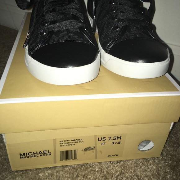 Last 1 Micheal Kors Signature PVC Sneakers - Picture 4 of 8